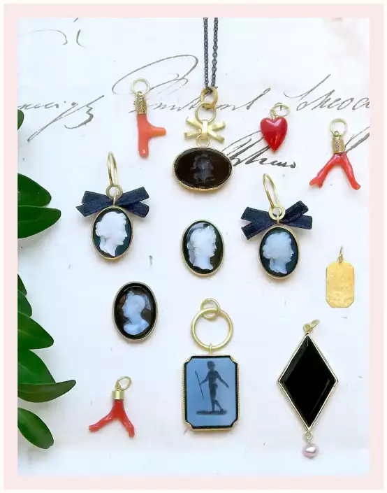 nhänger und Ohrschmuck aus Gemmen, Onyx, Koralle und Gold