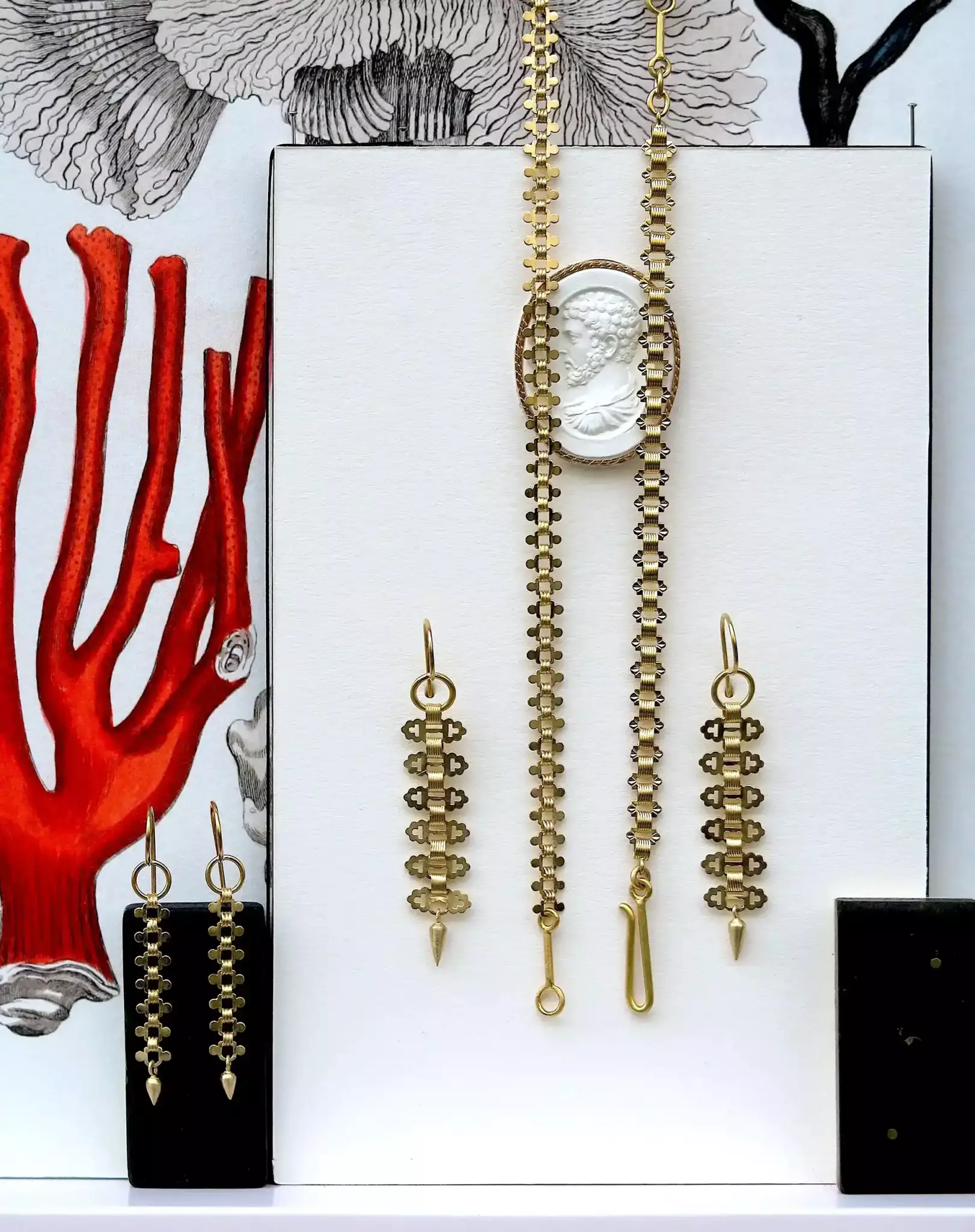 Goldener Ohrschmuck aus alten Uhrketten